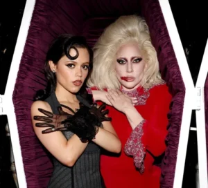 Foto de Jenna Ortega (Wandinha) ao lado de Lady Gaga