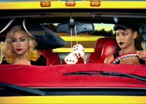 Foto de Lady Gaga e Beyoncé no clipe "Telephone"