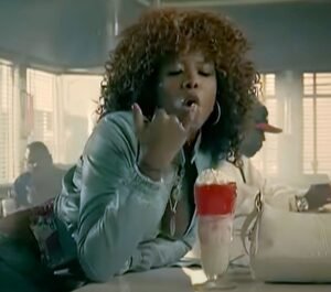 Foto da cantora Kelis no clipe "Milkshake"