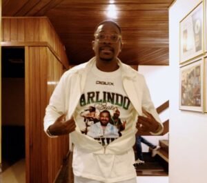 Foto de Mumuzinho com a camisa com o rosto de Arlindo Cruz