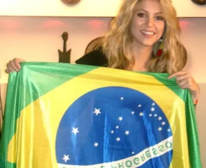 Shakira segurando a bandeira do Brasil