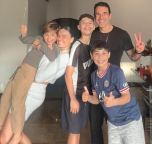 Marcus Buaiz e Isis Valverde, com o filho dela, Rael, e os filhos dele, José Marcus e João Francisco