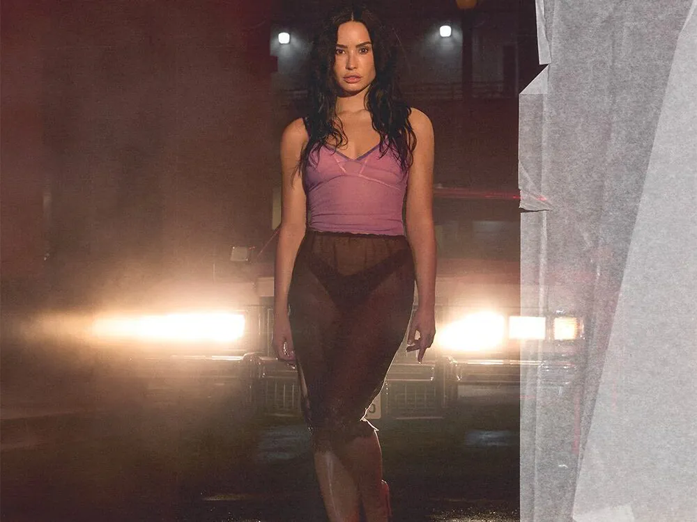 Foto de Demi Lovato no clipe "Here all night"
