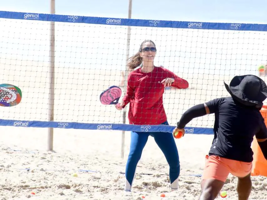 NATHALIA DILL MOSTRA HABILIDADE NO BEACH TENNIS NA ZONA SUL