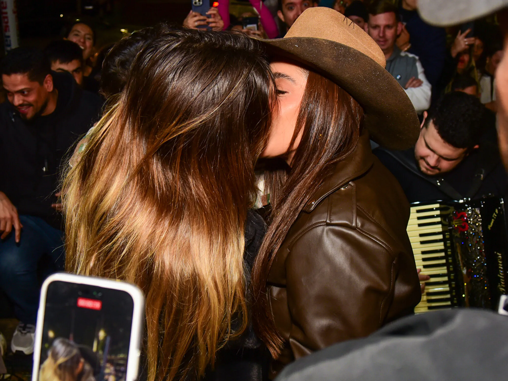 BEIJÃO! LAUANA PRADO E TATI DIAS SURPREENDEM NA AV. PAULISTA (Foto: Edu Araujo/Agnews)