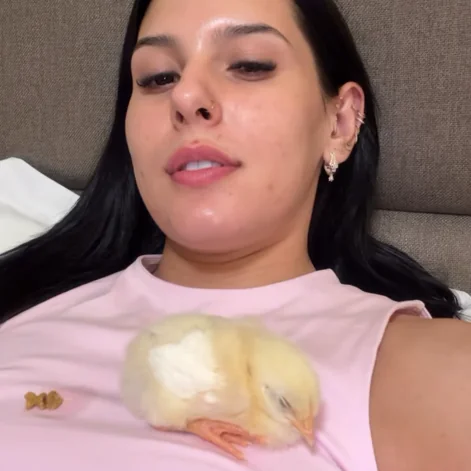 Foto de Ana Castela com o pintinho 