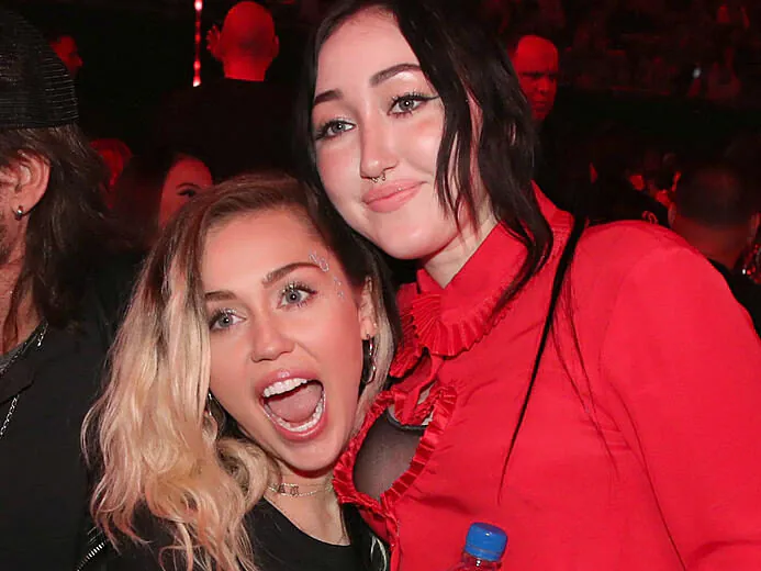 MILEY E NOAH CYRUS CONTAM COMO CLIPES DE LADY GAGA MARCARAM A INFÂNCIA E SUAS ESCOLHAS NA VIDA ARTÍSTICA