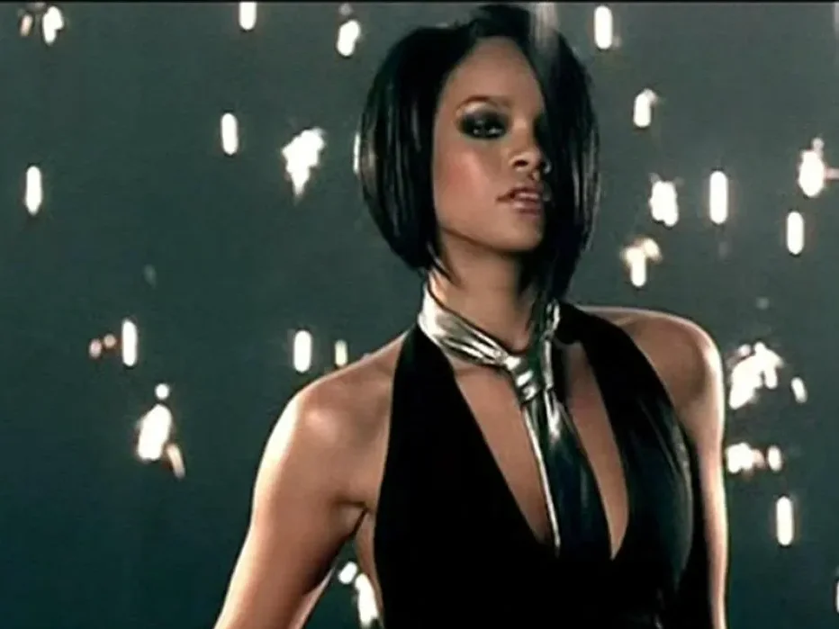 Foto de Rihanna no clipe "Umbrella"