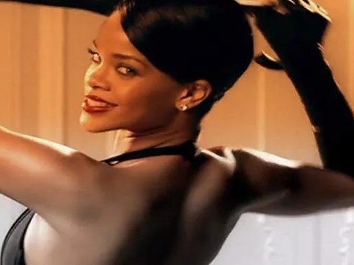 Foto de Rihanna no clipe "Umbrella"