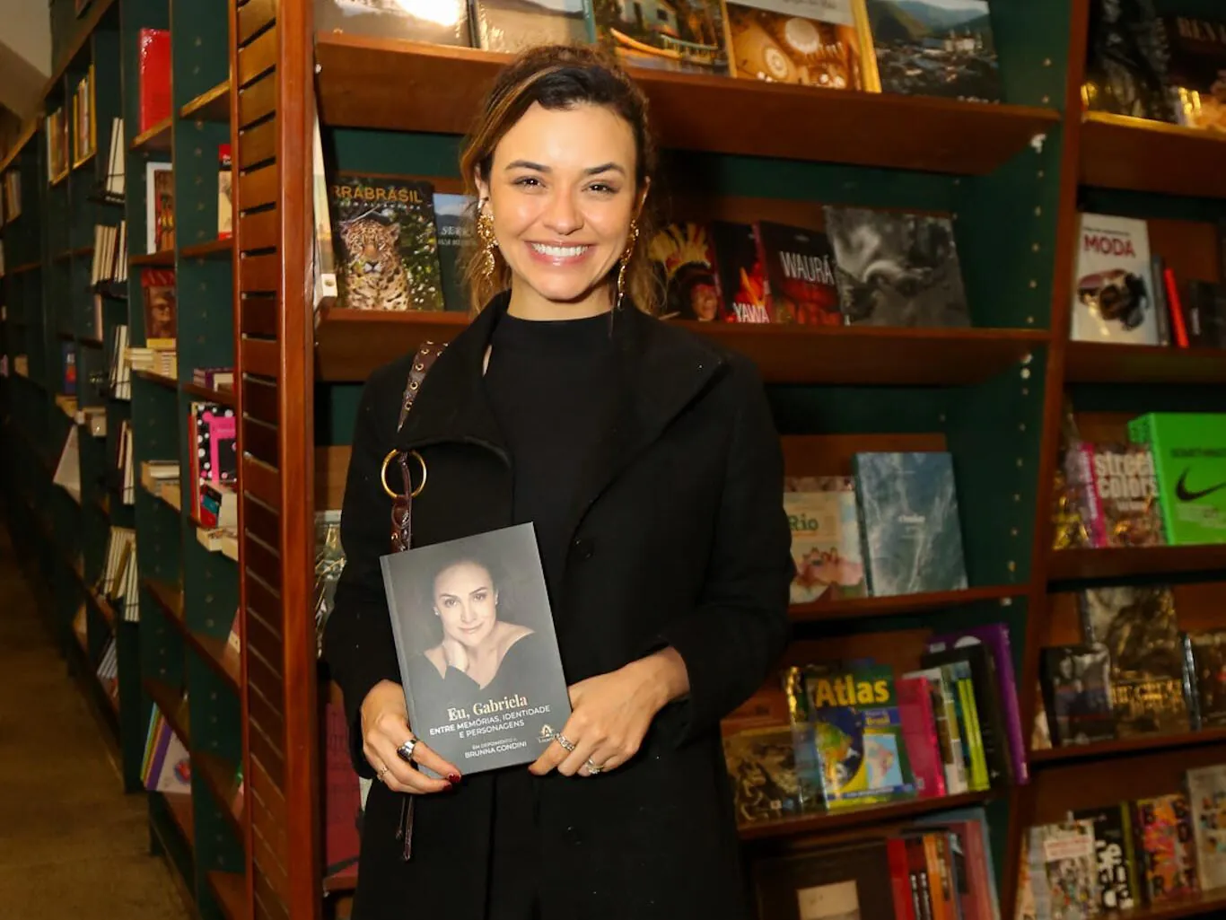 Foto de Fran Maia com o Livro de Gabriela (Fotos: Paulo Tauil / AgNews)
