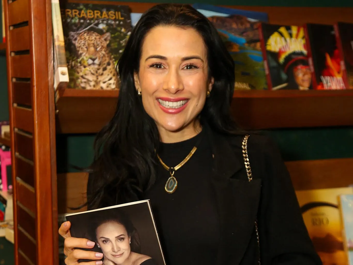 Foto de Talita Younan com o Livro de Gabriela (Fotos: Paulo Tauil / AgNews)