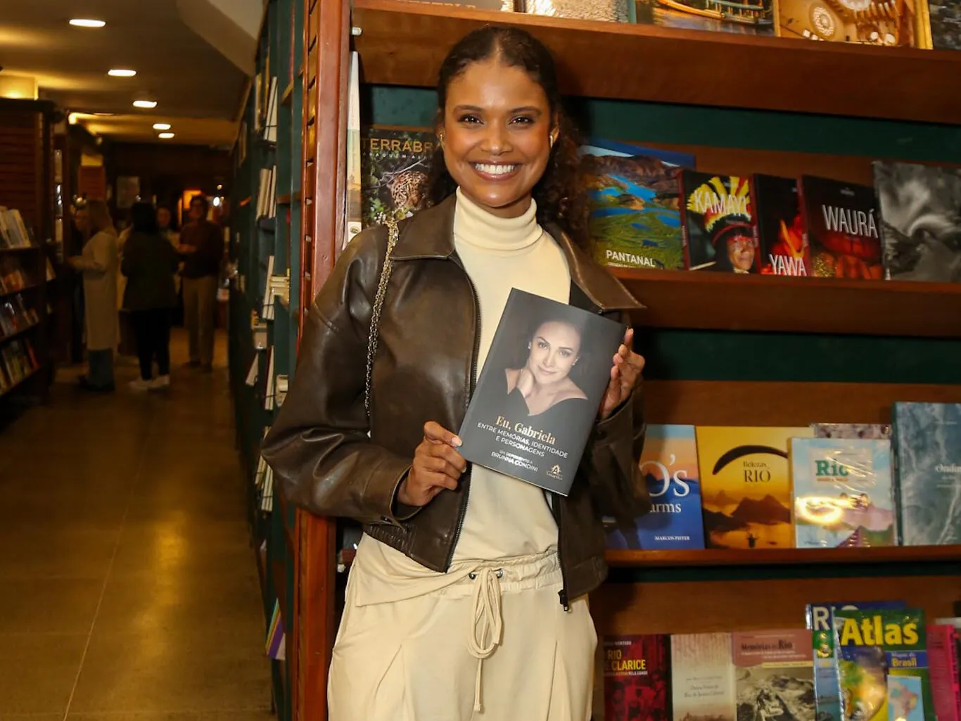 Foto de Aline Dias com o Livro de Gabriela (Fotos: Paulo Tauil / AgNews)