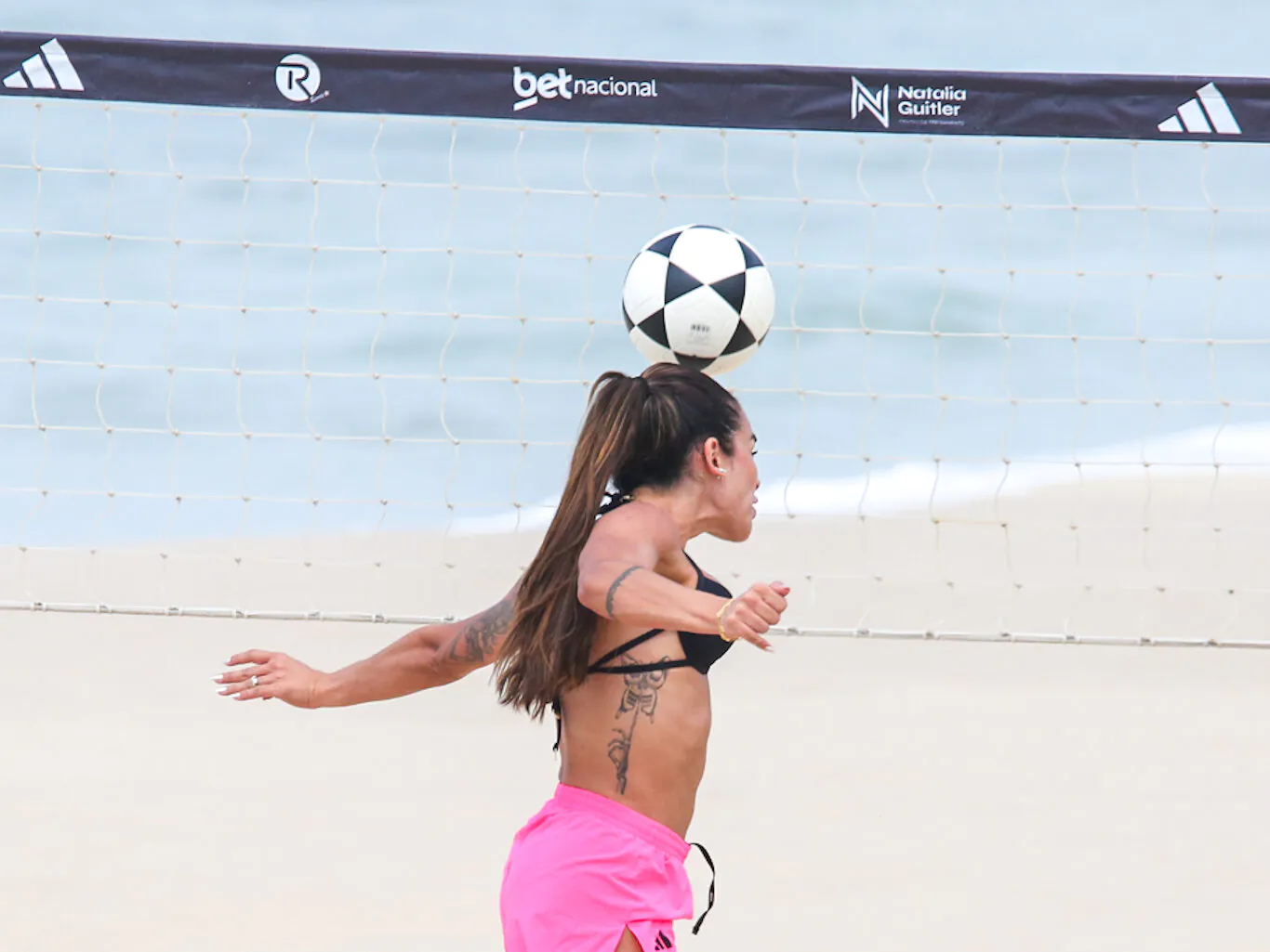 Foto de Tainá Castro Militão jogando futevôlei (Foto: Dilson Silva/AgNews)