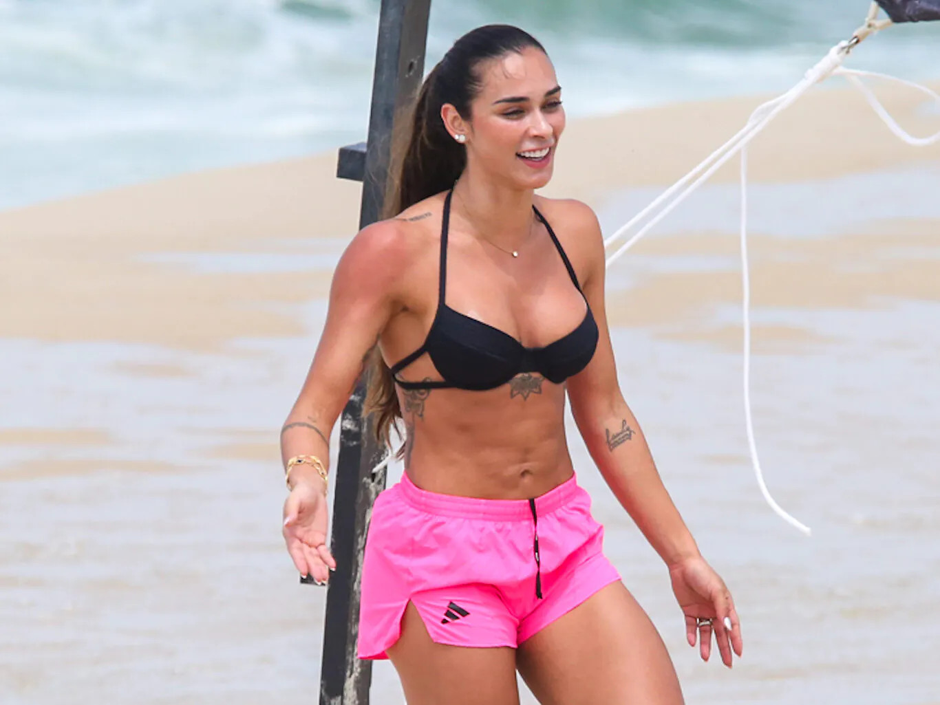 Foto de Tainá Castro Militão jogando futevôlei (Foto: Dilson Silva/AgNews)