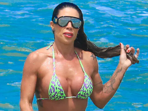 Foto de Tati Minerato na Praia (Foto: Fabrício Pioyani/Agnews)